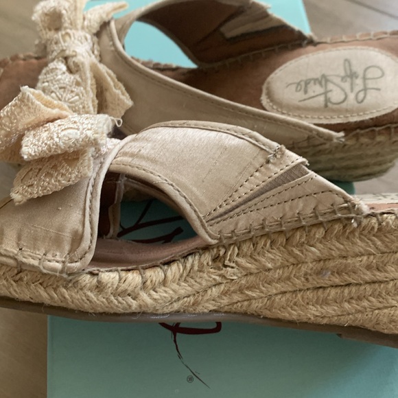 Life Stride Women's Tan Sandals with Bow Size 6 - Picture 9 of 10